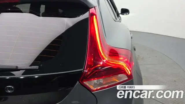 Volvo V40 Cross Country 2018 — Şəkil 14/30