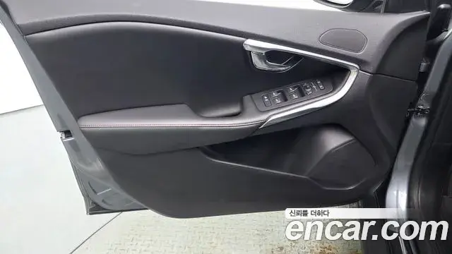 Volvo V40 Cross Country 2018 — Şəkil 29/30
