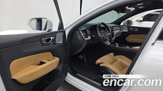 Volvo XC60 2018 — Фото 9/20