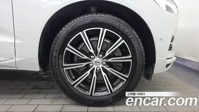 Volvo XC60 2018 — Photo 2/33