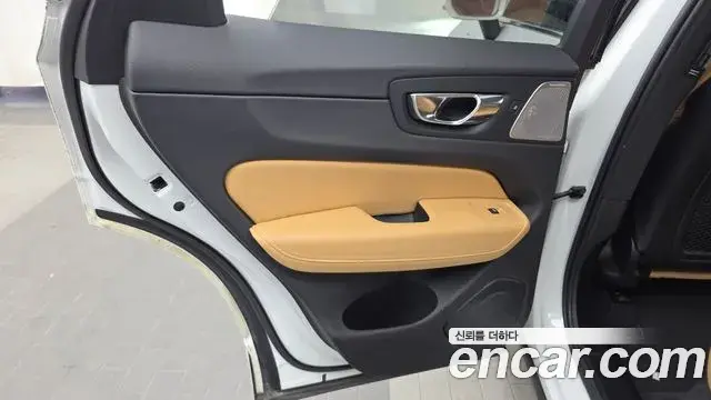 Volvo XC60 2018 — Photo 23/33