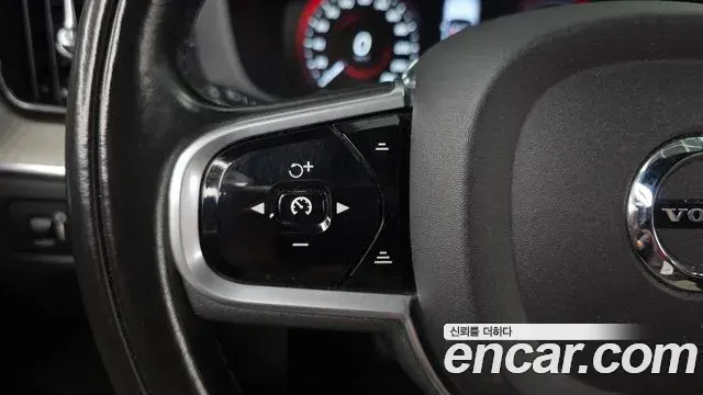 Volvo XC60 2018 — Photo 29/33