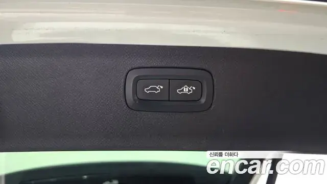 Volvo XC90 2019 — Şəkil 23/35