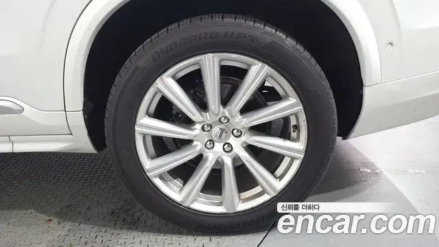 Volvo XC90 2019 — Şəkil 18/35
