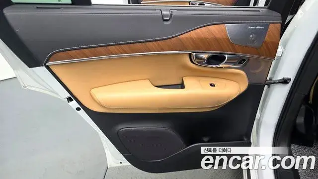 Volvo XC90 2019 — Şəkil 25/35