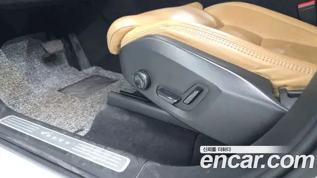 Volvo XC90 2019 — Şəkil 33/35