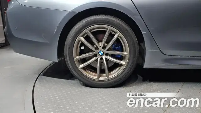 BMW 5 Series 2018 — Photo 11/20