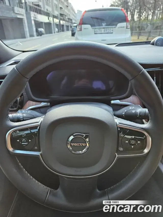 Volvo S60 2023 — ფოტო 1/16