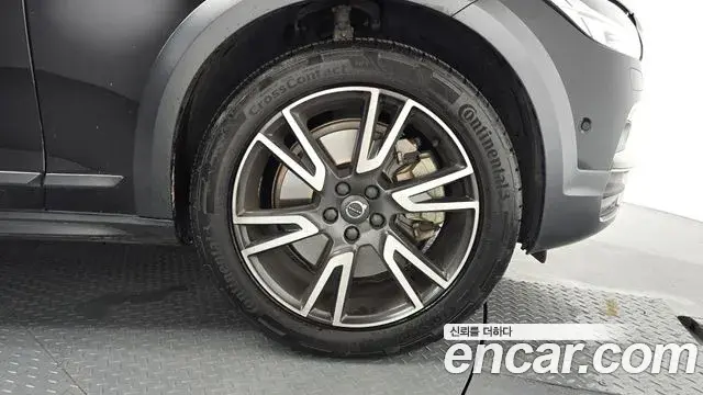 Volvo V90 Cross Country 2018 — Şəkil 17/32