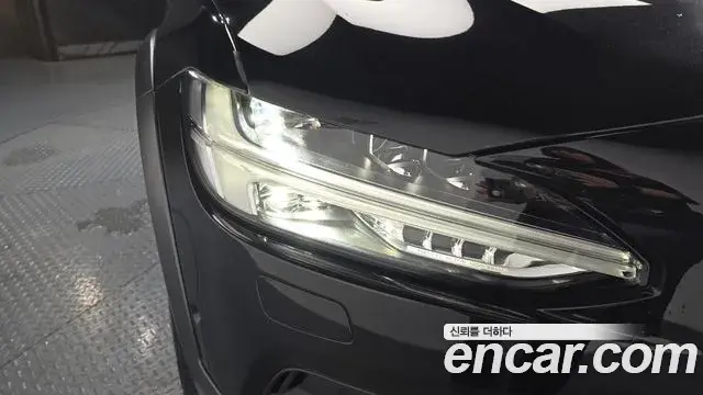 Volvo V90 Cross Country 2018 — Şəkil 31/32