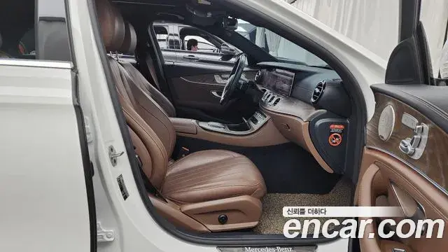 Mercedes-Benz E-Class 2023 — Фото 11/20