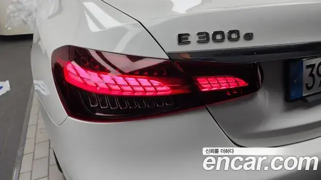 Mercedes-Benz E-Class 2023 — Şəkil 24/33