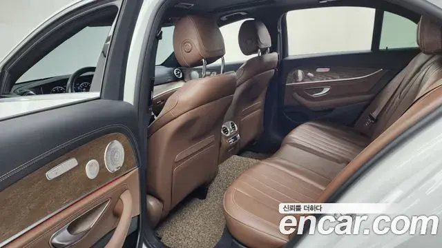 Mercedes-Benz E-Class 2023 — Şəkil 25/33