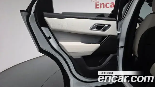 Land Rover Range Rover Velar 2022 — ფოტო 17/38
