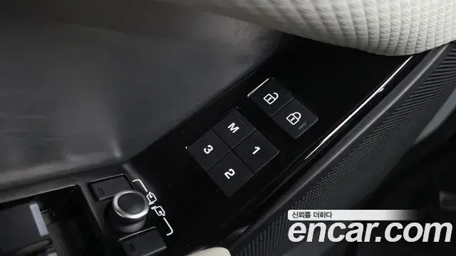 Land Rover Range Rover Velar 2022 — ფოტო 10/38