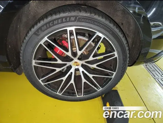 Porsche Macan 2022 — ფოტო 1/11