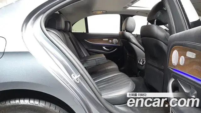 Mercedes-Benz E-Class 2020 — Фото 11/20