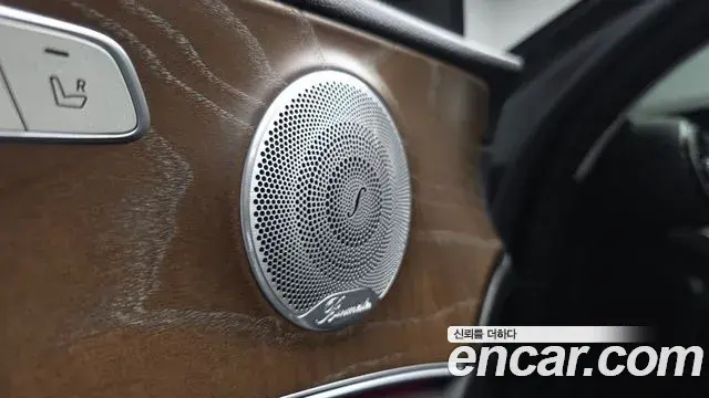 Mercedes-Benz E-Class 2020 — Фото 18/20