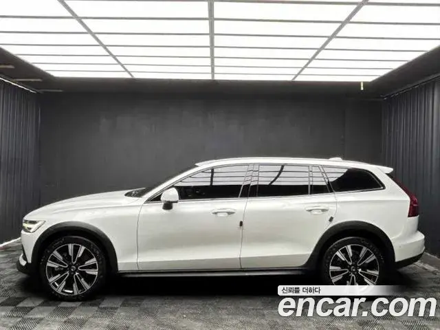 Volvo V60 Cross Country 2022 — Şəkil 1/19