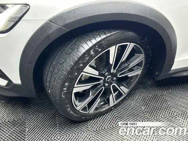 Volvo V60 Cross Country 2022 — Şəkil 13/19