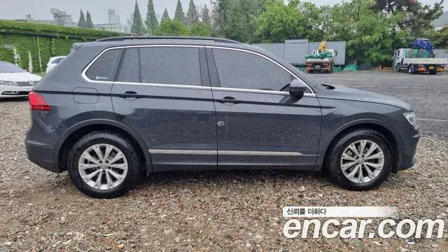 Volkswagen Tiguan 2018 — Şəkil 11/19