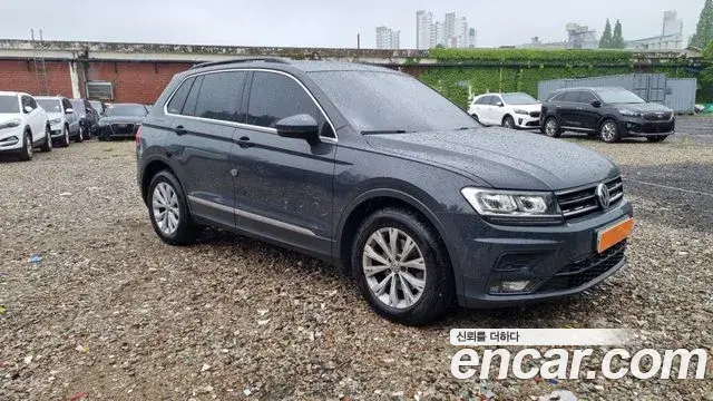 Volkswagen Tiguan 2018 — Şəkil 12/19