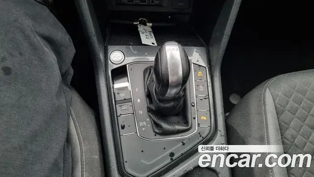 Volkswagen Tiguan 2018 — Şəkil 16/19