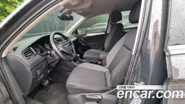 Volkswagen Tiguan 2018 — Şəkil 17/19