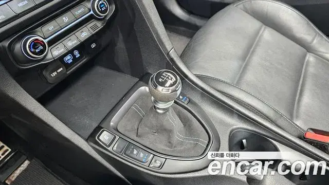 Hyundai Veloster 2018 — Photo 26/30
