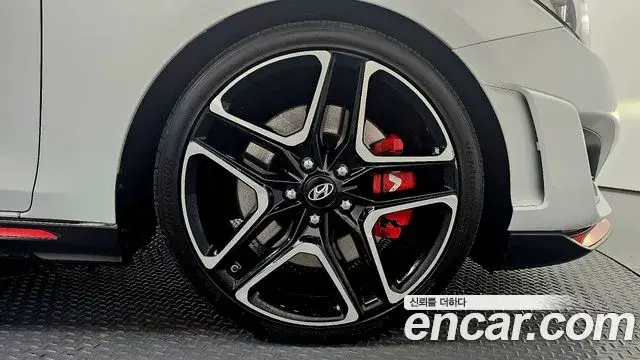Hyundai Veloster 2018 — Photo 28/30