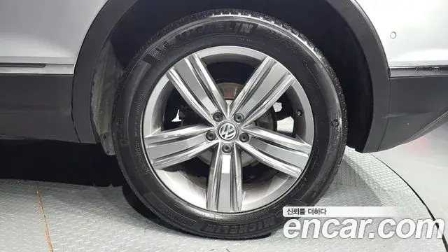 Volkswagen Tiguan 2018 — Şəkil 7/34