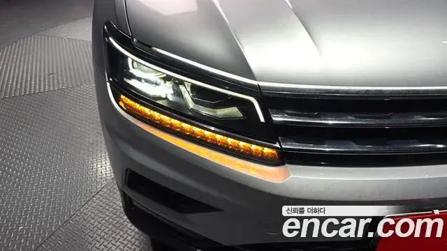 Volkswagen Tiguan 2018 — Şəkil 23/34