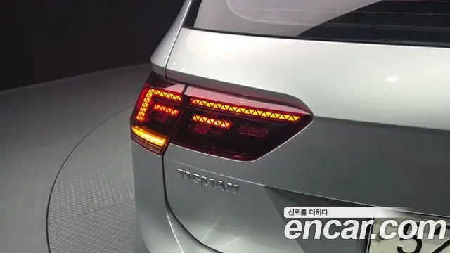Volkswagen Tiguan 2018 — Şəkil 24/34
