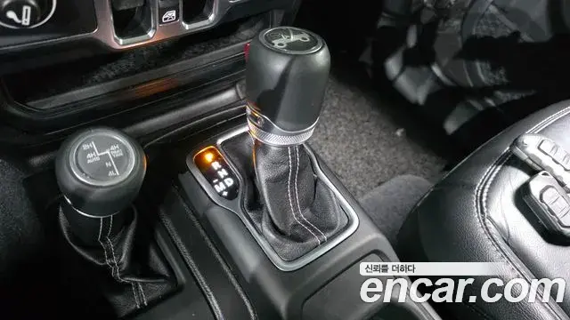 Jeep Wrangler 2019 — ფოტო 16/20
