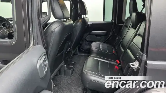 Jeep Wrangler 2019 — ფოტო 19/20