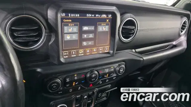 Jeep Wrangler 2019 — ფოტო 8/20