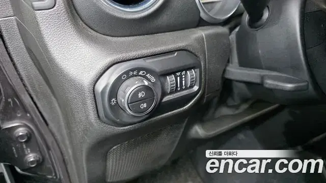 Jeep Wrangler 2019 — ფოტო 15/20