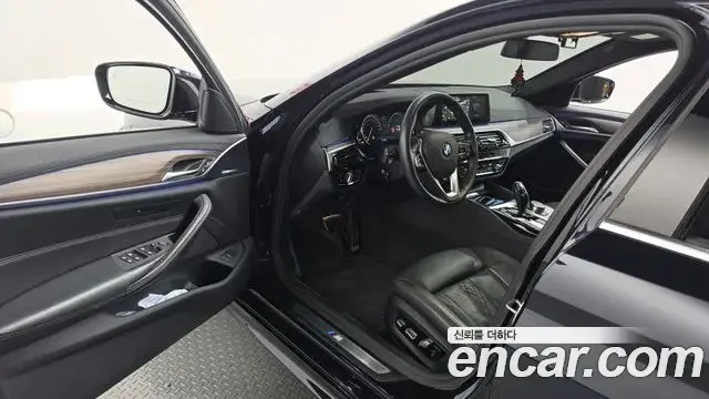BMW 5 Series 2018 — Фото 10/20