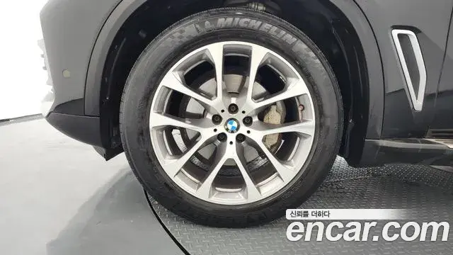 BMW X5 2019 — ფოტო 25/34