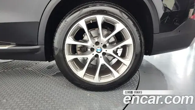 BMW X5 2019 — ფოტო 21/34