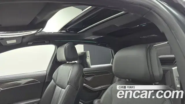 Audi A8 2021 — Фото 18/20