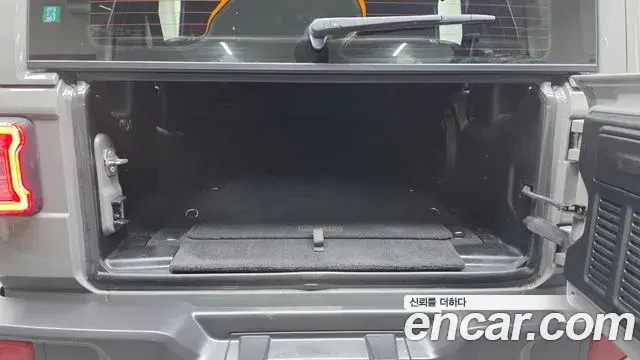 Jeep Wrangler 2021 — Şəkil 18/32