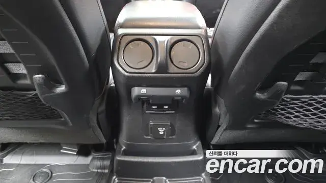 Jeep Wrangler 2021 — Şəkil 24/32