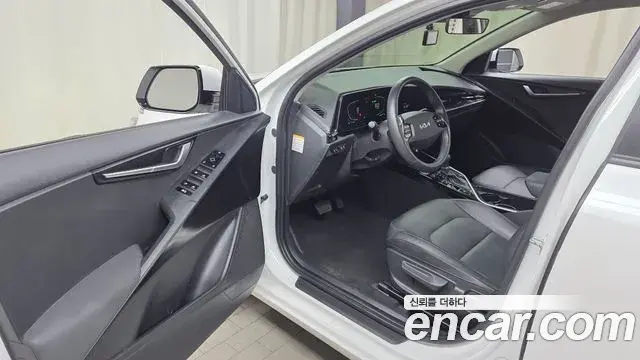 Kia Niro 2022 — Фото 10/20