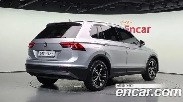 Volkswagen Tiguan 2018 — Şəkil 10/20