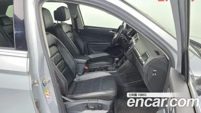 Volkswagen Tiguan 2018 — Şəkil 18/20