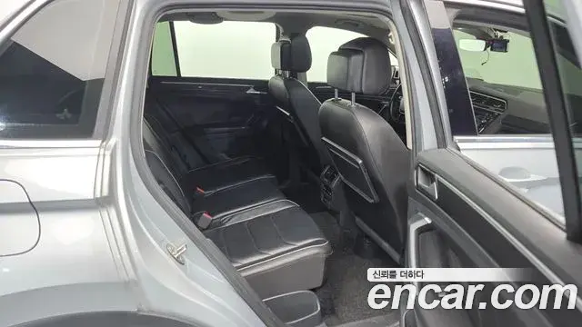 Volkswagen Tiguan 2018 — Şəkil 17/20