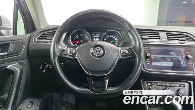 Volkswagen Tiguan 2018 — Şəkil 14/20