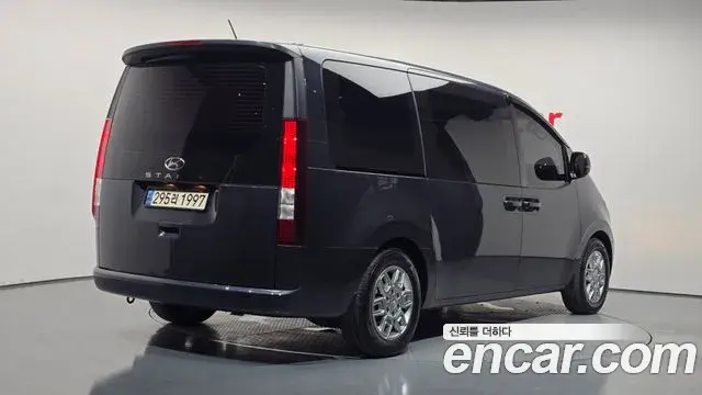 Hyundai Staria 2023 — ფოტო 2/32