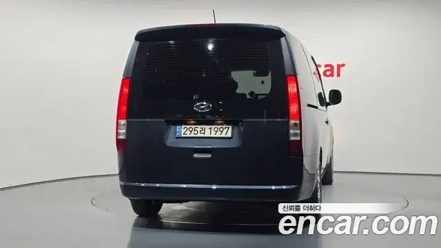 Hyundai Staria 2023 — ფოტო 28/32